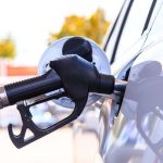 découvrez comment l'inflation du carburant a impacté votre budget voiture avec une augmentation de +18€ depuis janvier et des conseils pour mieux gérer vos dépenses.